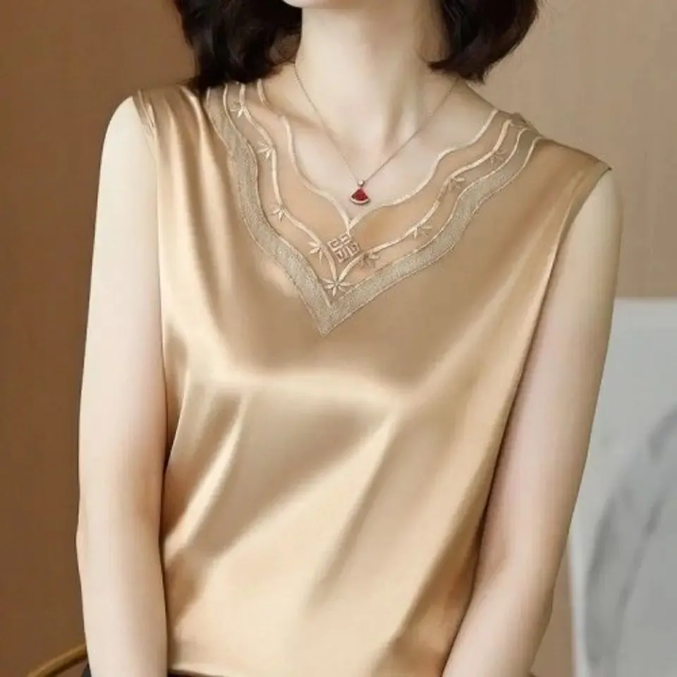2022 new hot vests Versatile Strap Vest Large Women's Dress in Spring and Autumn Wear a sleeveless bottomed lace V-neck top tank