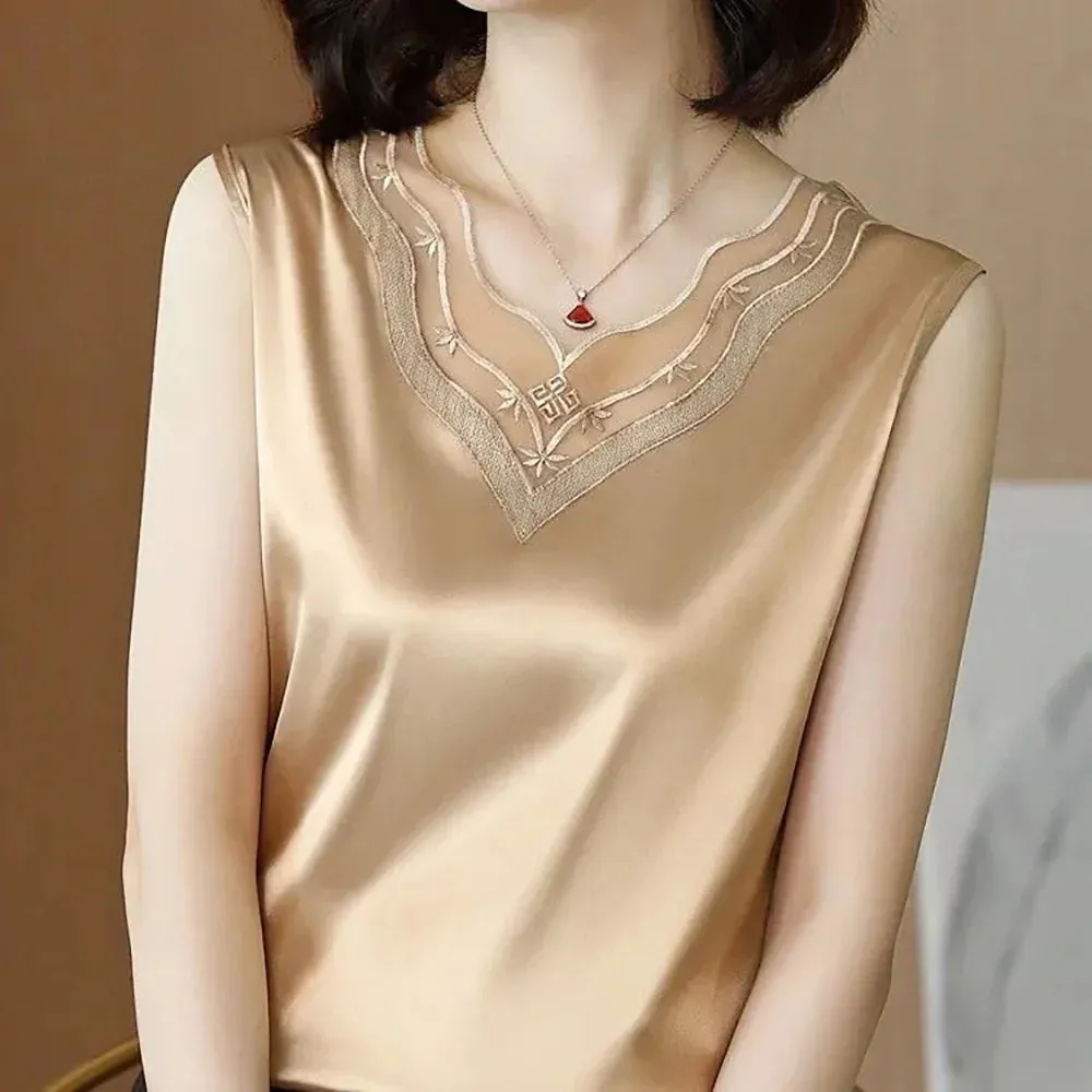 2022 new hot vests Versatile Strap Vest Large Women's Dress in Spring and Autumn Wear a sleeveless bottomed lace V-neck top tank